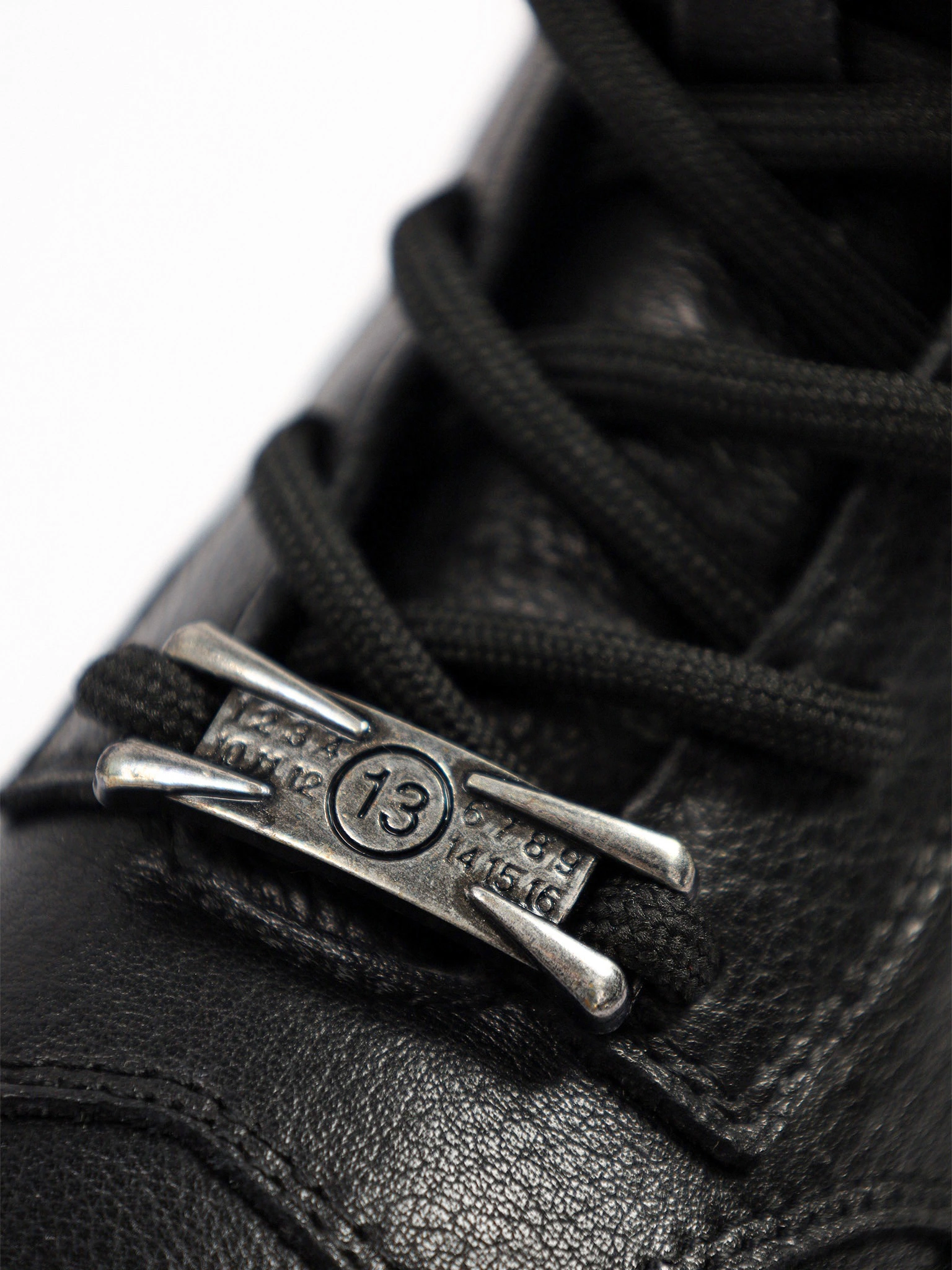 Кроссовки черного цвета на средней рельефной подошве